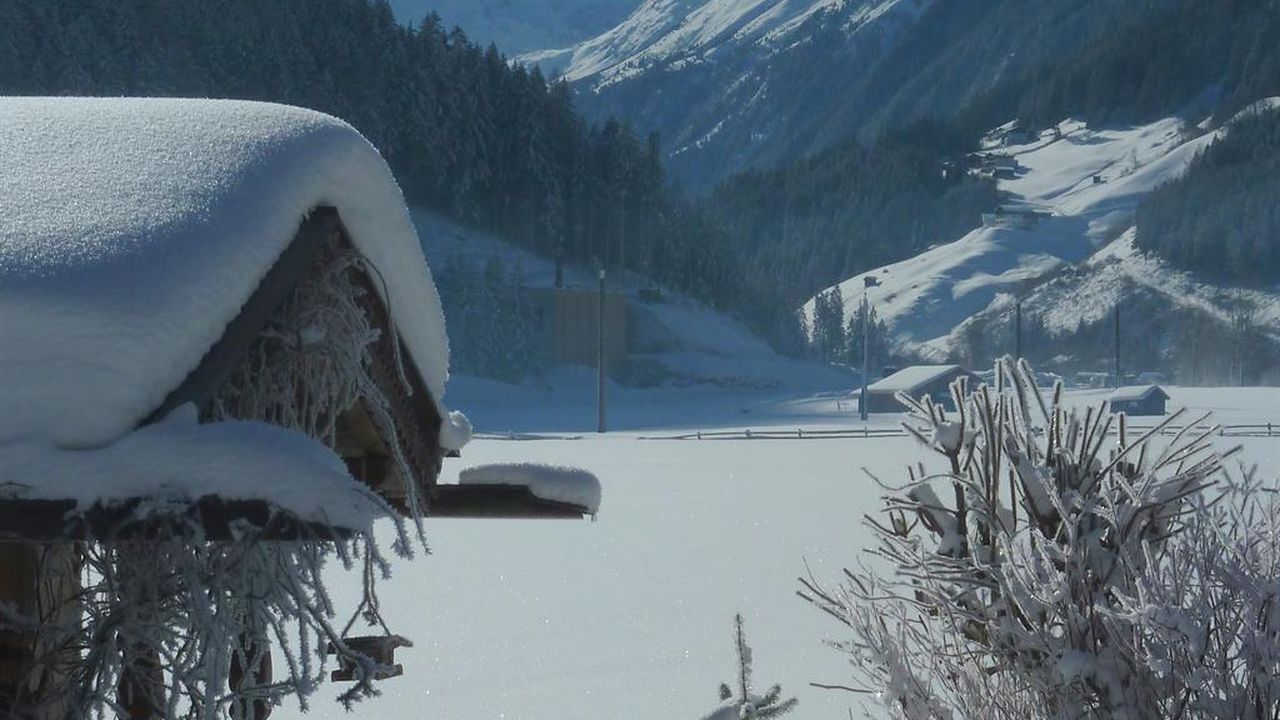 tiefverschneiter Garten mit Ausblick zum Gletscher tiefverschneiter Garten mit Ausblick zum Gletscher